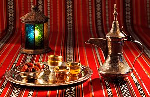 Fremde Länder, fremde Sitten. Eine Kulturreise in ein arabisches Land wird Sie verzaubern. Tee Trinken bei den Berbern in der Wüste.