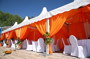 Event Zelt in bunten Farben. Ob Zelte, Tische oder Stühle. Fragen Sie nach unseren Mietmöbel.