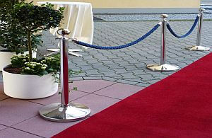 Roter Teppich mit Absperrung. Was auch immer Sie für Ihre VIP Gäste benötigen.