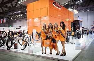 Messehostessen Frankfurt in kurzen orange farbenen Grid-Girl Outfits